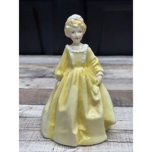 Royal Worcester Bone China Yellow Grandmother's Dress Figurine FG Doughty 3081